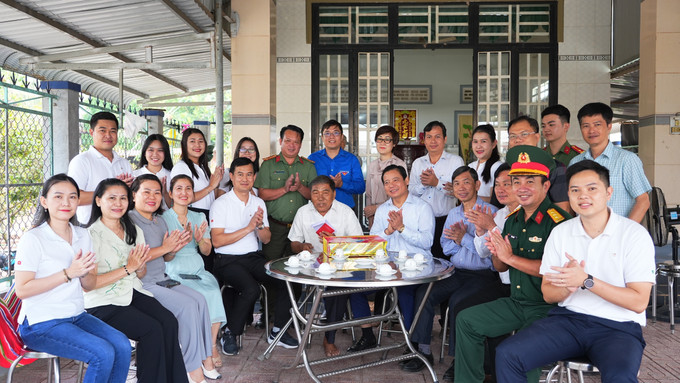 Lãnh đạo tỉnh Tây Ninh thăm hỏi, tặng quà gia đình chính sách tại xã Ninh Điền, tỉnh Tây Ninh nhân dịp Tết Nguyên đán Bính Ngọ 2026, thể hiện sự tri ân và quan tâm của Đảng, Nhà nước đối với người có công.