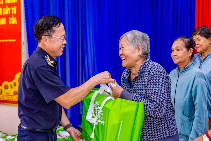 Ông Phan Văn Vũ, Phó Chi cục trưởng Chi cục Hải quan khu vực XVII, trao quà Tết cho hộ nghèo trên địa bàn tỉnh Tây Ninh trong chương trình “Xuân Yêu Thương” dịp Tết Nguyên đán Bính Ngọ 2026.