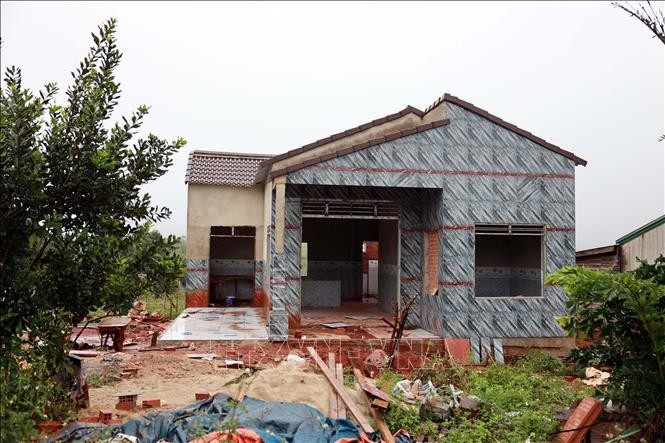 Ngôi nhà khang trang của một hộ gia đình người M’Nông tại Bon Bu Prăng 2, xã Quảng Trực (Lâm Đồng). Ảnh: Hưng Thịnh/TTXVN Ngôi nhà khang trang của một hộ gia đình người M’Nông tại Bon Bu Prăng 2, xã Quảng Trực (Lâm Đồng). Ảnh: Hưng Thịnh/TTXVN
