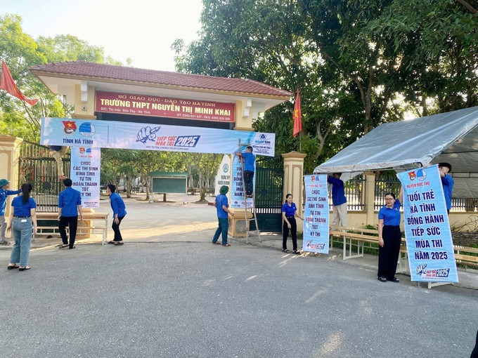 Thanh niên tình nguyện treo băng rôn, khẩu hiệu tuyên truyền, cổ vũ thí sinh tại điểm thi THPT Nguyễn Thị Minh Khai, Đức Thọ, Hà Tĩnh. Ảnh: TTXVN phát tiep-xuc-mua-thi-ha-tinh-2.jpg