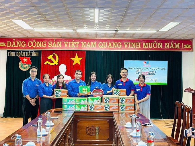 Tỉnh đoàn Hà Tĩnh kết nối trao tặng các nguồn lực như nước uống, sữa để động viên thí sinh tại các điểm thi. Ảnh: TTXVN phát tiep-xuc-mua-thi-ha-tinh-1.jpg