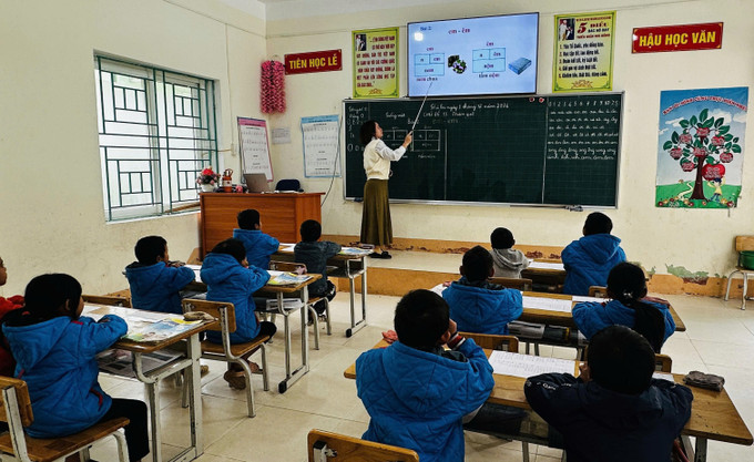 Trường có 10 lớp học với 236 học sinh, trong đó 98,5% là học sinh dân tộc Dao truong-hoc-vung-cao-6.jpg