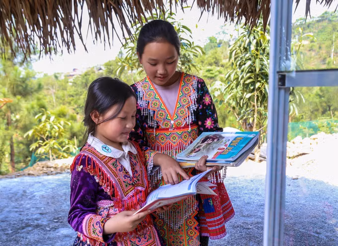 Tại lớp học đặc biệt ở Suối Giàng, tinh thần tự học luôn được đề cao khi học sinh khóa trên chủ động hướng dẫn, giảng giải bài vở cho các em nhỏ hơn.