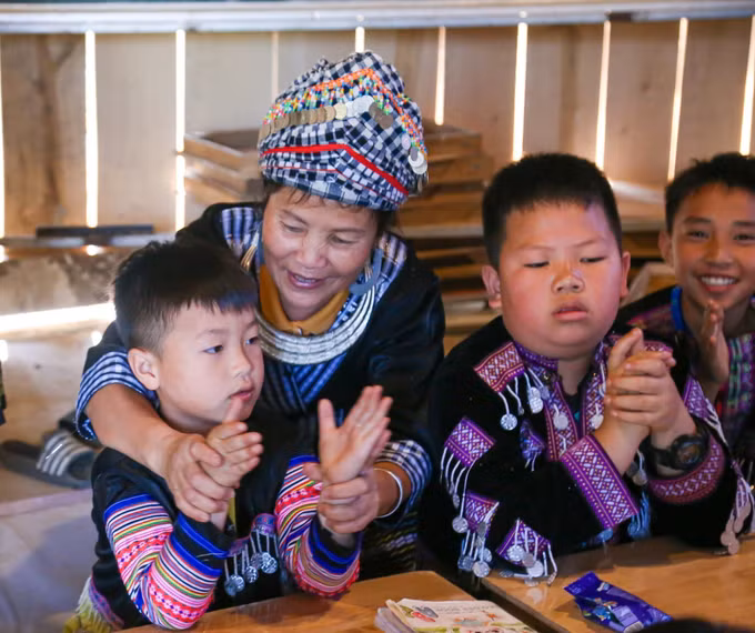Hơn 3 năm qua, cô giáo Chu Thị Tú Liên đã dành tình yêu, tâm huyết, bền bỉ, kiên trì dạy học cho trẻ em Suối Giàng.