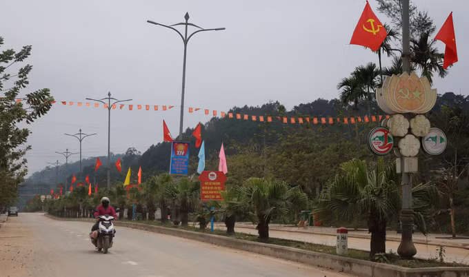 Nhiều đường phố ở xã biên giới miền núi Tây Giang với sắc đỏ cờ Tổ quốc chào mừng Đại hội lần thứ XIV của Đảng. Ảnh: Hải Âu/TTXVN