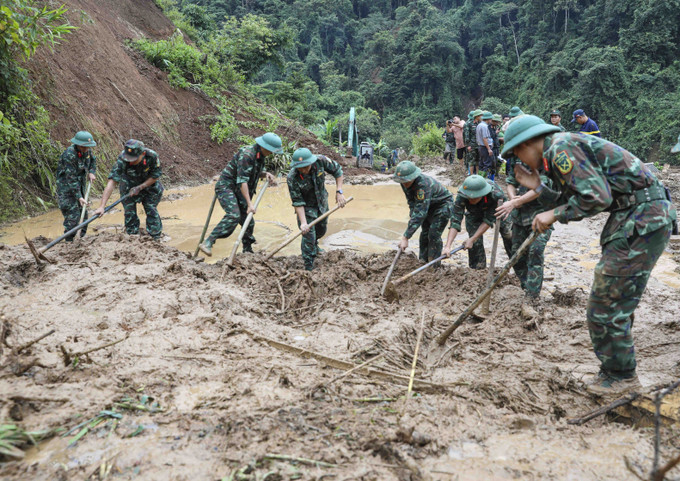 Lực lượng quân đội tham gia tìm kiếm nạn nhân mất tích do lũ quét, sạt lở đất ở bản Háng Pu Xi, xã Xa Dung (ảnh chụp lúc 6g51 ngày 2/8/2025). Ảnh: Xuân Tư/TTXVN sat-lo-dat-dien-bien-14.jpg