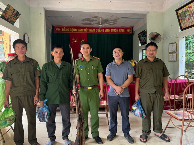 Người dân đem súng săn, súng tự chế giao nộp cho Công an xã Hồi Xuân để đổi lấy quà tặng. Ảnh: TTXVN phát