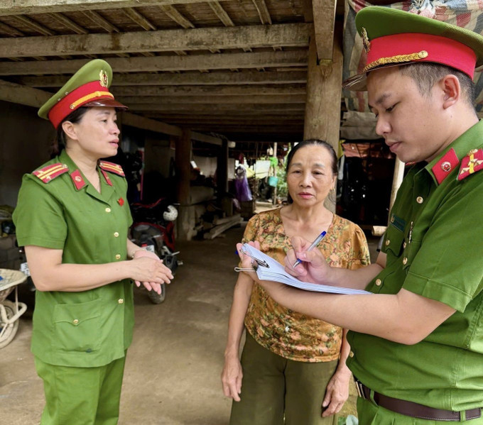 Công an xã Hồi Xuân đẩy mạnh tuyên truyền pháp luật cho Nhân dân về mục đích, ý nghĩa chương trình &quot;Đổi quà lấy vũ khí, vật liệu nổ, công cụ hỗ trợ&quot;. Ảnh: TTXVN phát