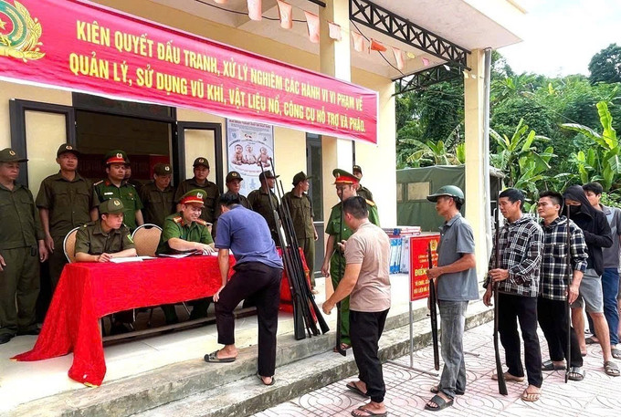 Nhiều người dân trên địa bàn xã miền núi Nam Xuân tự giác mang vũ khí, vật liệu nổ đến giao nộp cho lực lượng công an. Ảnh: TTXVN phát