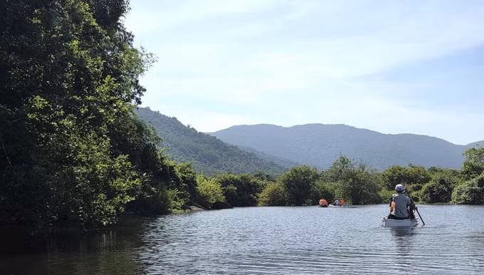 Du khách tham quan rừng ngập nước Bầu Đá.