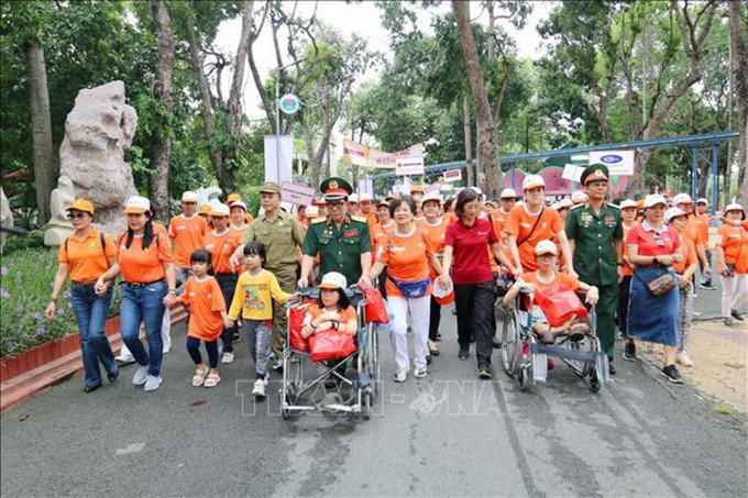 Đông đảo người dân Thành phố Hồ Chí Minh đi bộ đồng hành “Vì nạn nhân chất độc da cam/đioxin năm 2024”. Ảnh: Thanh Vũ/TTXVN chat-doc-da-cam-dioxin.jpg