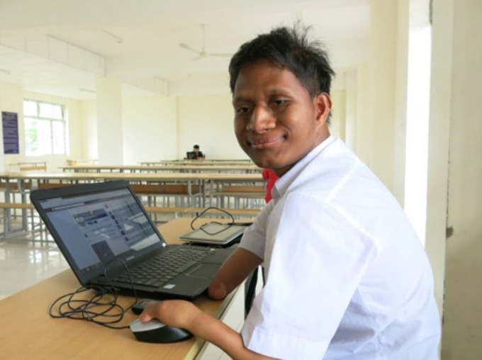 Djrueng tự học với chiếc laptop trên giảng đường. Ảnh: dantri.com.vn chat-doc-da-cam.jpg