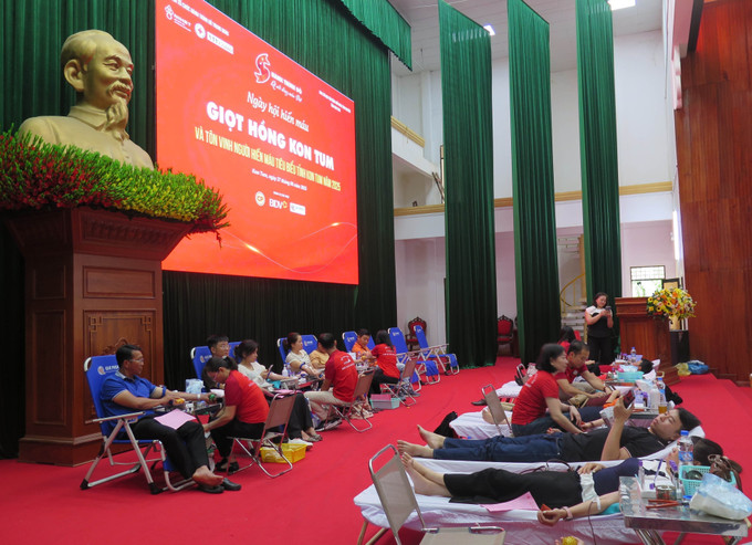 Đông đảo cán bộ, nhân dân tỉnh Kon Tum tham gia hiến máu tình nguyện. Ảnh: Dư Toán/TTXVN Đông đảo cán bộ, nhân dân tỉnh Kon Tum tham gia hiến máu tình nguyện. Ảnh: Dư Toán/TTXVN