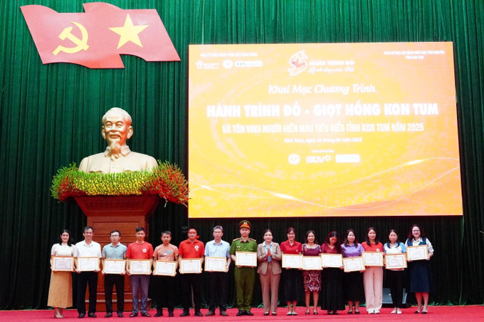 Tôn vinh người hiến máu tiêu biểu tỉnh Kon Tum năm 2025. Ảnh: Dư Toán/TTXVN Tôn vinh người hiến máu tiêu biểu tỉnh Kon Tum năm 2025. Ảnh: Dư Toán/TTXVN