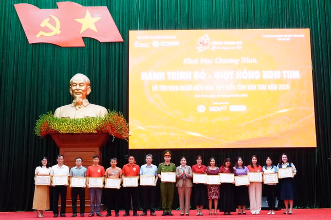 Tôn vinh người hiến máu tiêu biểu tỉnh Kon Tum năm 2025. Ảnh: Dư Toán/TTXVN