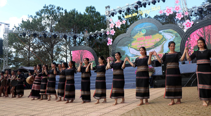 Đến với Măng Đen, du khách sẽ được thưởng thức các tiết mục văn nghệ, mang đậm bản sắc văn hóa nơi đây. Ảnh: Cao Nguyên/TTXVN