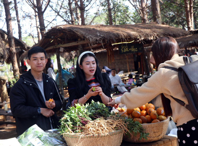 Du khách tham quan Phiên chợ Nông sản và Dược liệu Ảnh: Cao Nguyên/TTXVN