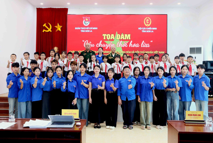 Các Cựu chiến binh và lãnh đạo Tỉnh đoàn Sơn La chụp ảnh chung với đoàn viên, thanh niên, sinh viên, các em học sinh, thiếu nhi. Các Cựu chiến binh và lãnh đạo Tỉnh đoàn Sơn La chụp ảnh chung với đoàn viên, thanh niên, sinh viên, các em học sinh, thiếu nhi.
