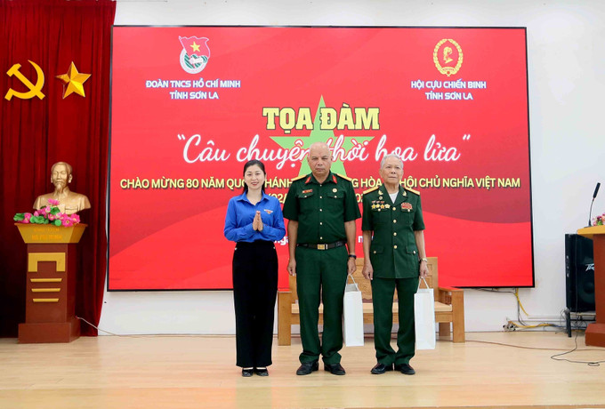Phó Chủ tịch Ủy ban MTTQ Việt Nam tỉnh Sơn La, Bí thư Tỉnh đoàn Cầm Thị Huyền Trang tặng quà cho các đại biểu tham gia tọa đàm. Phó Chủ tịch Ủy ban MTTQ Việt Nam tỉnh Sơn La, Bí thư Tỉnh đoàn Cầm Thị Huyền Trang tặng quà cho các đại biểu tham gia tọa đàm.