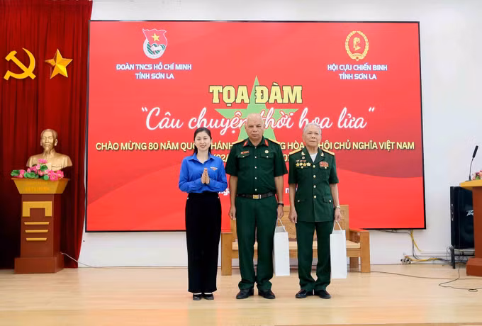 Phó Chủ tịch Ủy ban MTTQ Việt Nam tỉnh Sơn La, Bí thư Tỉnh đoàn Cầm Thị Huyền Trang tặng quà cho các đại biểu tham gia tọa đàm.