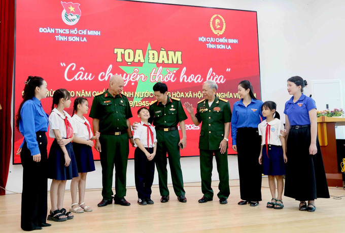 Đại biểu chia sẻ “Câu chuyện thời hoa lửa” cho lãnh đạo Tỉnh đoàn Sơn La và đoàn viên, thanh niên, các em thiếu nhi. Đại biểu chia sẻ “Câu chuyện thời hoa lửa” cho lãnh đạo Tỉnh đoàn Sơn La và đoàn viên, thanh niên, các em thiếu nhi.