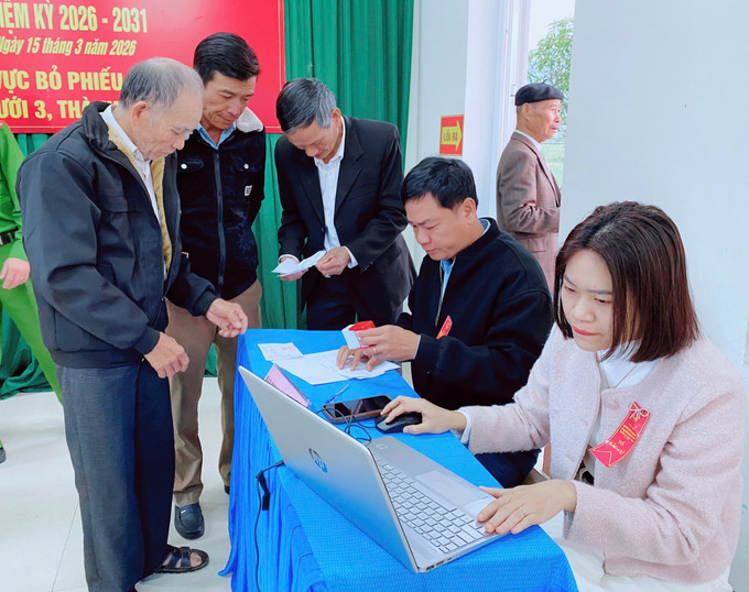 Người dân xã A Lưới 3 hoàn thành việc bỏ phiếu. Ảnh: Mai Trang/TTXVN