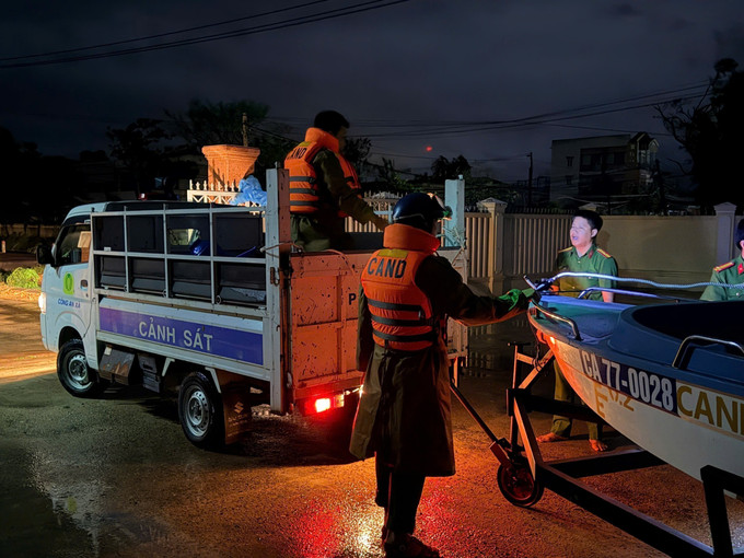 Lực lượng công an Gia Lai giúp dân ứng phó với mưa lũ. Ảnh: TTXVN phát