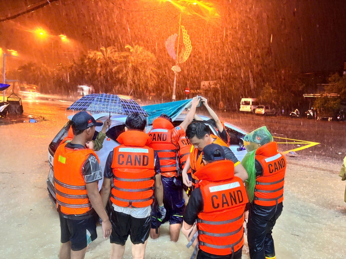 Lực lượng công an Gia Lai giúp dân ứng phó với mưa lũ. Ảnh: TTXVN phát