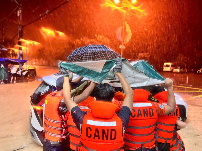 Lực lượng công an Gia Lai giúp dân ứng phó với mưa lũ. Ảnh: TTXVN phát