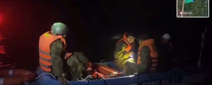 Lực lượng công an Gia Lai giúp dân ứng phó với mưa lũ. Ảnh: TTXVN phát