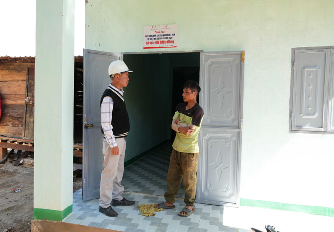 Chính quyền xã Măng Ri thăm hỏi gia đình anh A Hon (sinh năm 1990, trú tại thôn Lộc Bông) được nhận căn nhà mới trong Chiến dịch Quang Trung.
