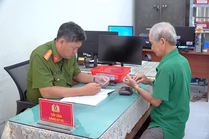 Người dân đến làm các thủ tục về đăng ký xe tại phường Tân Thành (tỉnh Cà Mau). Ảnh: Chanh Đa/TTXVN