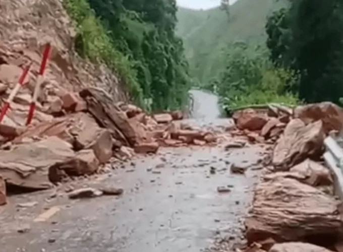 Hiện trường núi sạt lở trên cung đường Mường Típ - Mường Ải (Ảnh cắt từ clip). Ảnh: dantri.com.vn sat-lo-nui-nghe-an.jpg