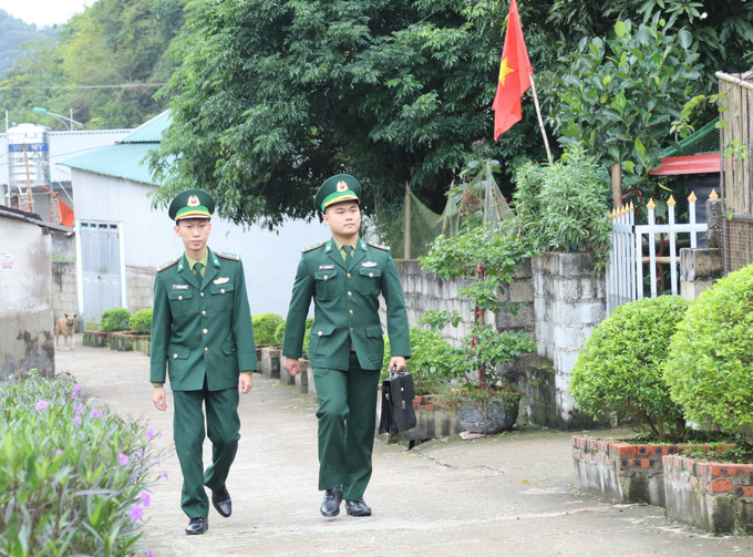Cán bộ Đồn Biên phòng Tân Thanh (Lạng Sơn) xuống thôn bản tuyên truyền pháp luật.