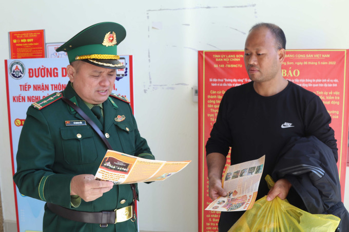 Bộ đội Biên phòng cửa khẩu Chi Ma (Lạng Sơn) tuyên truyền pháp luật cư trú cho cư dân nước ngoài nhập cảnh vào Việt Nam.