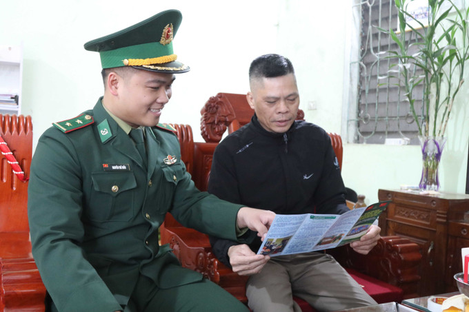 Cán bộ Đồn Biên phòng Tân Thanh (Lạng Sơn) tuyên truyền pháp luật cho cư dân sinh sống trong khu vực biên giới.