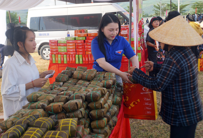 Người dân mua hàng miễn phí tại chương trình. Ảnh: Trịnh Bang Nhiệm/TTXVN
