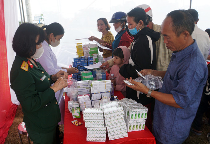 Người dân nhận thuốc chữa bệnh miễn phí tại chương trình. Ảnh: Trịnh Bang Nhiệm/TTXVN