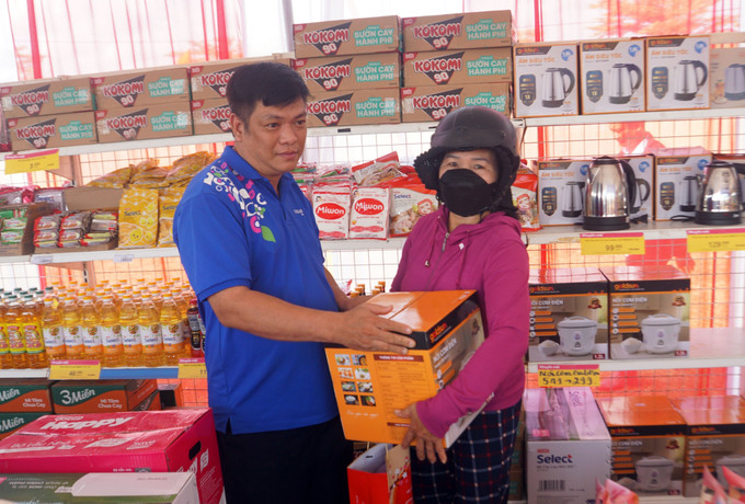 Người dân mua hàng giảm giá tại chương trình. Ảnh: Trịnh Bang Nhiệm/TTXVN