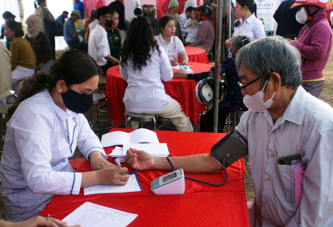 Người dân được khám và tư vấn sức khỏe miến phí tại chương trình. Ảnh: Trịnh Bang Nhiệm/TTXVN
