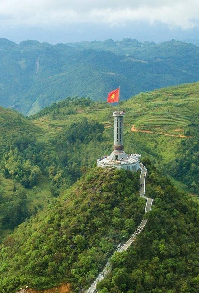 Cột cờ Lũng Cú có độ cao khoảng 1.470 m so với mực nước biển, thuộc xã Lũng Cú, huyện Đồng Văn, tỉnh Hà Giang (cũ) nay là tỉnh Tuyên Quang. Ảnh: Trọng Đạt/TTXVN cot-co-lung-cu.jpg