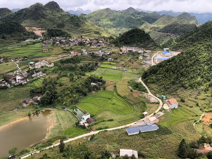 Từ trên Cột cờ có thể ngắm cảnh núi non trùng điệp, hùng vĩ nơi địa đầu Tổ quốc. Ảnh: Phương Lan/TTXVN