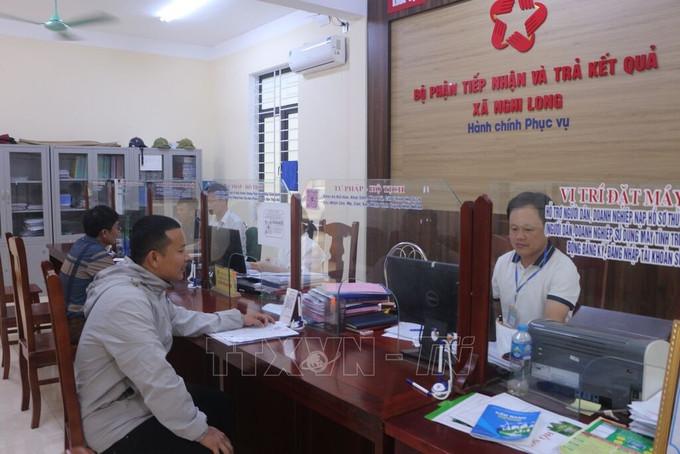 Người dân đến làm thủ tục hành chính tại bộ phận một cửa xã Nghi Long (Nghi Lộc, Nghệ An). Ảnh (tư liệu) minh họa: Bích Huệ/TTXVN lam-sach-du-lieu-hon-nhan.jpg
