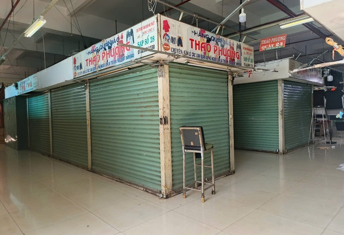 Hàng loạt tiểu thương kinh doanh các mặt hàng quần, áo, giày, dép, túi xách… ở khu chợ trung tâm thành phố Buôn Ma Thuột đóng cửa bất thường. Hàng loạt tiểu thương kinh doanh các mặt hàng quần, áo, giày, dép, túi xách… ở khu chợ trung tâm thành phố Buôn Ma Thuột đóng cửa bất thường.
