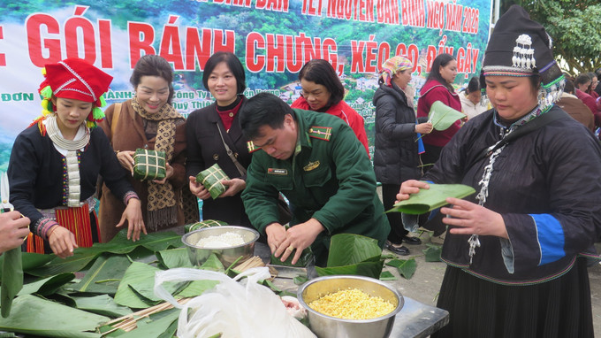 Quân, dân Pha Long tham gia thi gói bánh chưng Tết.