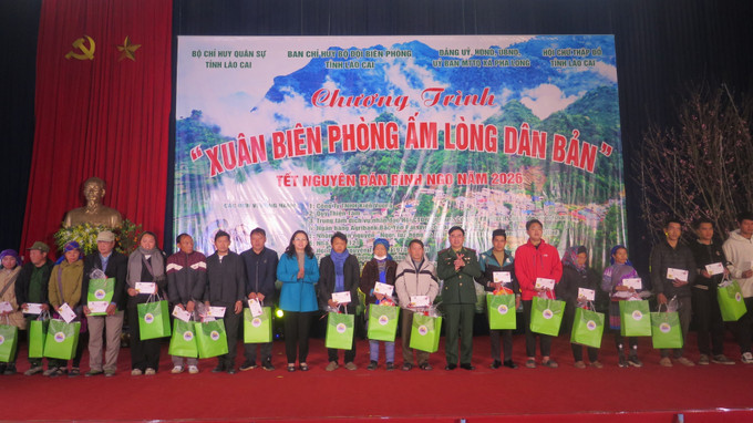 Trao quà Tết cho các gia đình chính sách.