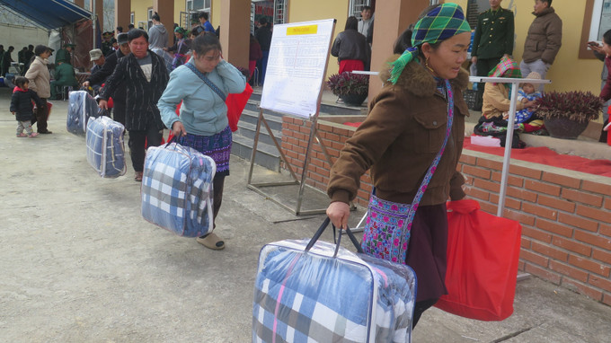 Những gia đình có hoàn cảnh khó khăn phấn khởi khi được nhận quà Tết.