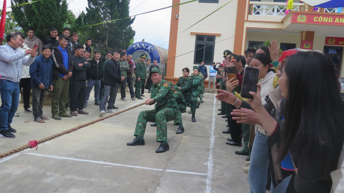 Quân, dân Pha Long tham gia thi kéo co.