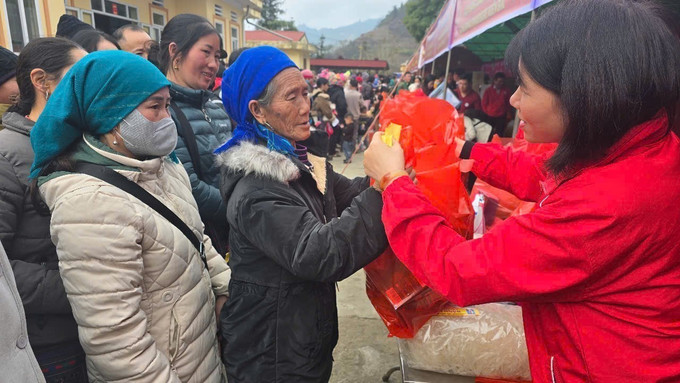 Người dân Pha Long nhận quà Tết từ "Gian hàng 0 đồng".