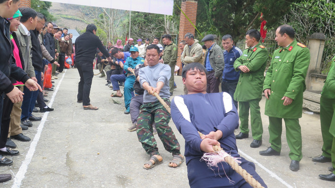 Quân, dân Pha Long tham gia thi kéo co.